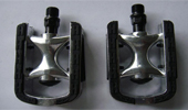 Alloy pedal with inlaid TPE tread